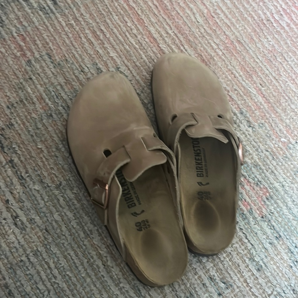 BIRKENSTOCK BOSTON CLOGS!! Size 9 BUT FITS AN 8